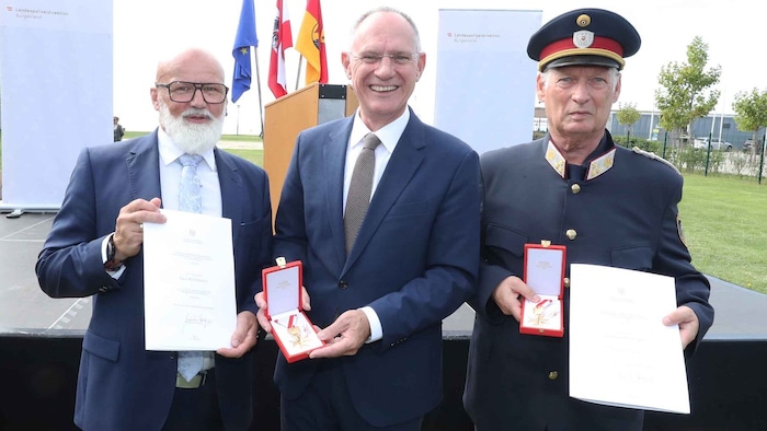 Goldene Auszeichnung der Republik Österreich für besondere Verdienste: Innenminister Karner nahm ...