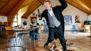 „Dinner for One“ wird dreimal aufgeführt. Schauspiel-Brüder Bernhard und Martin sehen legendär ...