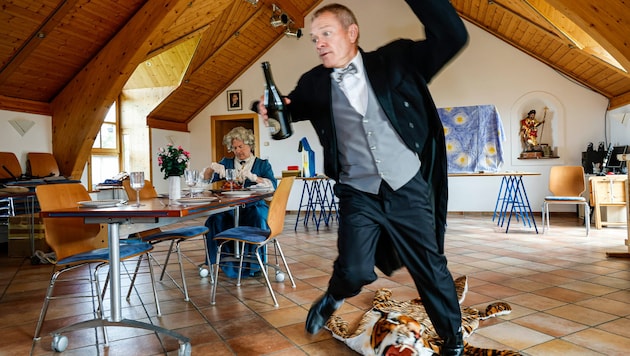„Dinner for One“ wird dreimal aufgeführt. Schauspiel-Brüder Bernhard und Martin sehen legendär ...