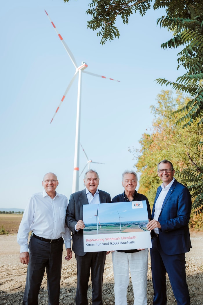 Vor den neuen Windrädern in Ebenfurth: EVN Naturkraft Geschäftsführer Helwig Überacker, ...