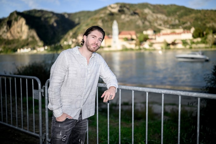 Premiere in der Wachau: Vor einem Auftritt setzt Joey auf Ruhe und Gebete.