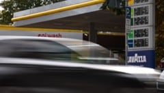 Spritpreise schossen in Deutschland in die Höhe. Nun sollen Bürger und Unternehmen um rund 2,5 ...