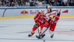 Salzburgs Lukas Hörl (re.) im Duell mit Ex-Kollege Travis St. Denis.