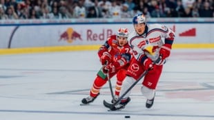 Salzburgs Lukas Hörl (re.) im Duell mit Ex-Kollege Travis St. Denis.