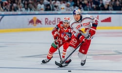 Salzburgs Lukas Hörl (re.) im Duell mit Ex-Kollege Travis St. Denis.