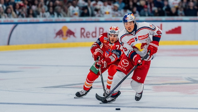 Salzburgs Lukas Hörl (re.) im Duell mit Ex-Kollege Travis St. Denis.
