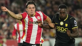 Jannik Schuster im Duell mit Danny Welbeck