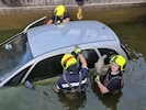 Feuerwehrleute bei der Bergung des Wagens