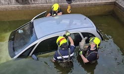 Feuerwehrleute bei der Bergung des Wagens