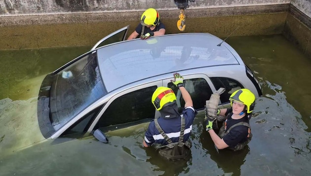 Feuerwehrleute bei der Bergung des Wagens