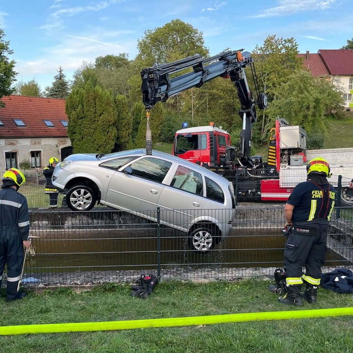Mit dem Feuerwehrkran wurde der Pkw aus dem Teich gehievt.