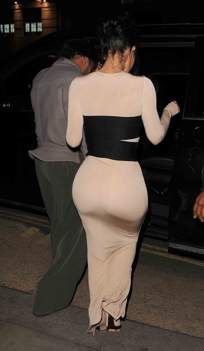 Auf dem Weg zum Wagen hakte sich Kardashian bei Hamilton unter.
