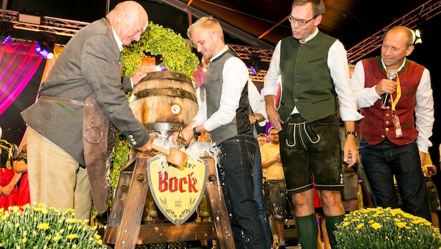 Gekonnt ist gekonnt: Bundeskanzler Stocker beim Fassanstich.
