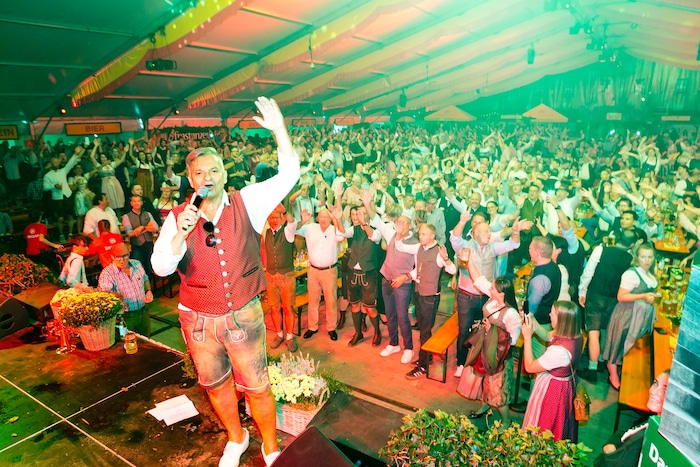 Rappelvolles Festzelt, bierige Stimmung.
