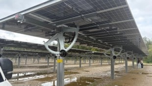 Die Panele der Anlage drehen sich mit dem Sonnenstand mit, um so viel Energie wie möglich zu ...