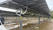 Die Panele der Anlage drehen sich mit dem Sonnenstand mit, um so viel Energie wie möglich zu ...