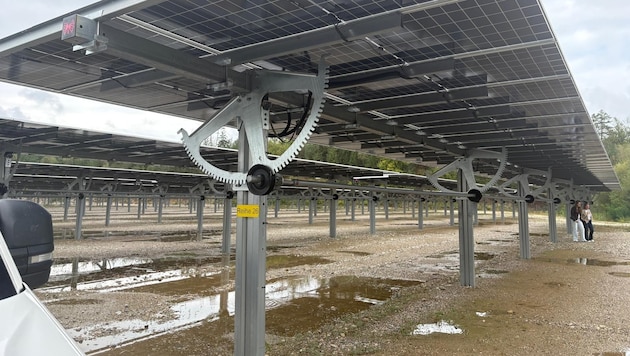 Die Panele der Anlage drehen sich mit dem Sonnenstand mit, um so viel Energie wie möglich zu ...
