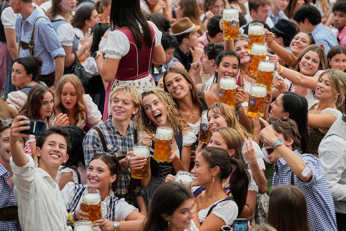 Ein Blick in die feiernde Menge