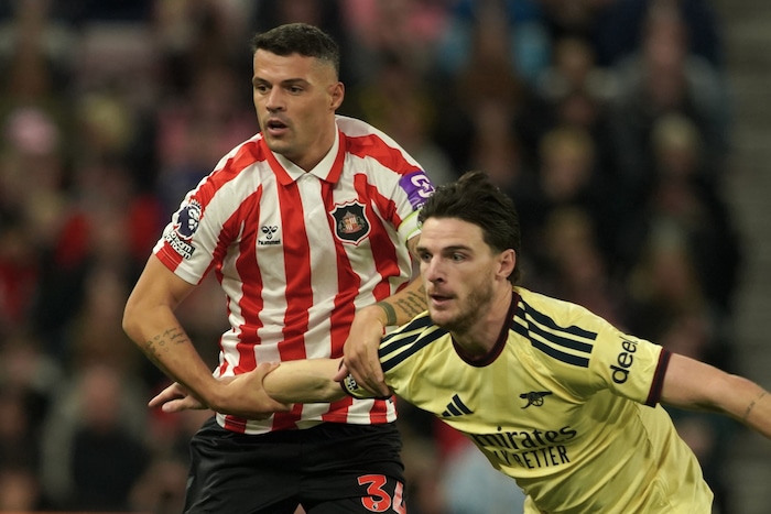 Xhaka (li.) vor einer Woche im Premier-League-Duell mit Sunderland gegen Arsenal London und ...