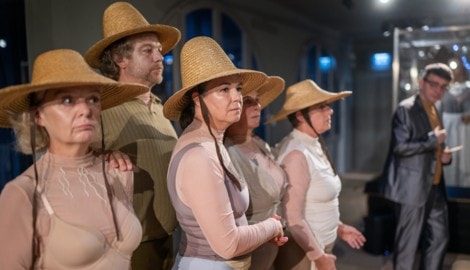 Das TiB-Ensemble spielt im Trachtensaal seine eigene Zukunft