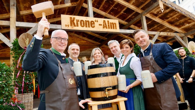 Bieranstich bei der „Krone“-Alm mit Chefredakteur Klaus Herrmann (li.), Geschäftsführer Michael ...