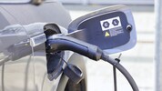 Die stetig steigenden Spritpreise können beim Auftanken von E-Autos nicht schocken.