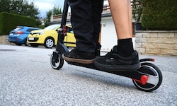 Die Burschen waren zu zweit auf dem E-Scooter unterwegs (Symbolbild).