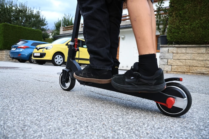 Die Burschen waren zu zweit auf dem E-Scooter unterwegs (Symbolbild).