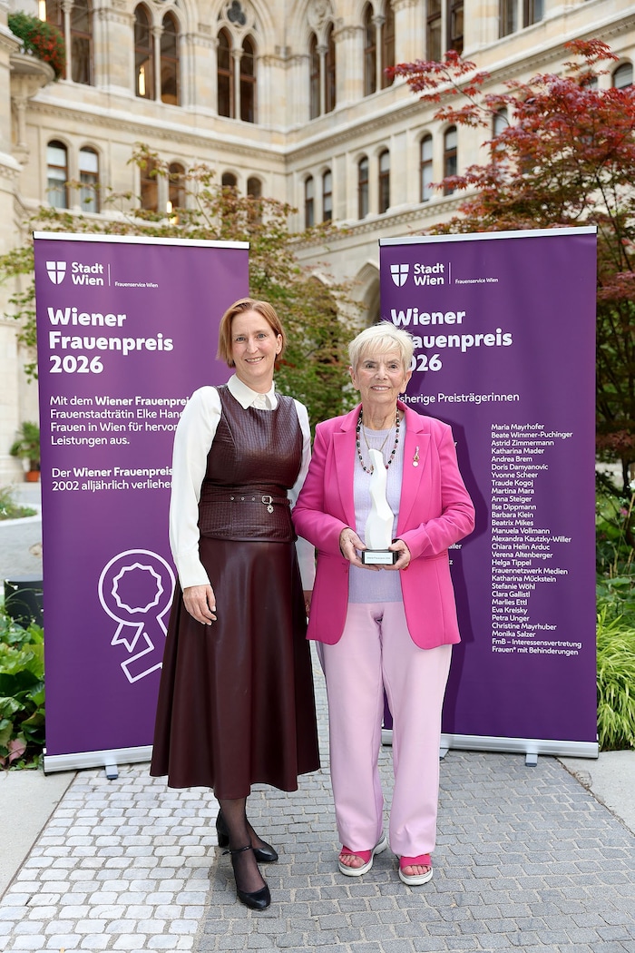 SPÖ-Frauenstadträtin Elke Hanel-Torsch mit der Frauenpreis-Gewinnerin der Kategorie „Zeitzeugin“ ...