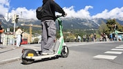 Heutzutage gibt es in fast jeder Stadt und Ortschaft sogenannte E-Scooter.