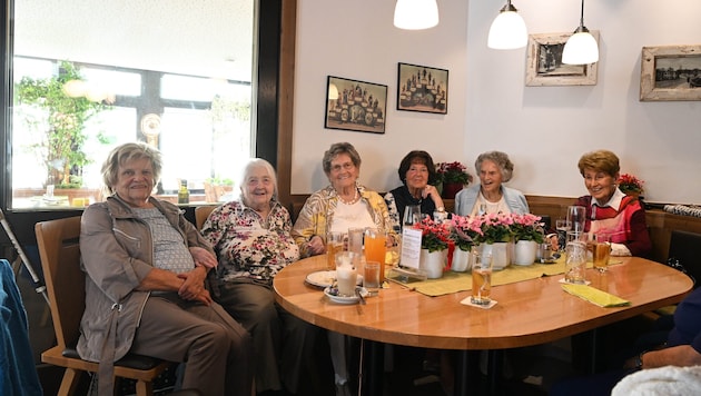 Sissy Kern, Christine Beck, Gerti Koppler, Herma Kayser, Maria Schacherl und Helga Pichler ...