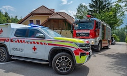 Bei einem Verkehrsunfall in Brodersdorf (Bezirk Graz-Umgebung), bei dem ein Auto eine Hauswand ...