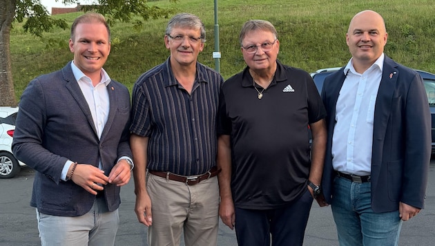 Die SPÖ-Bezirksvorsitzenden Fabio Halb (l.) und Mario Trinkl (r.) mit Bürgermeister Franz Josef ...
