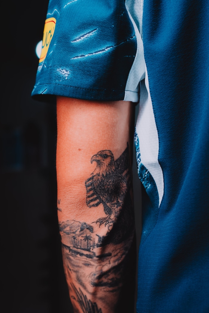 Zahlreiche Tattoos zieren den Körper von Niki Veratschnig.