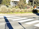 Ein aufgelassener Zebrastreifen wurde in Oberndorf von Unbekannten wieder aufgesprayt.