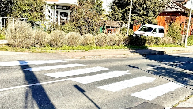 Ein aufgelassener Zebrastreifen wurde in Oberndorf von Unbekannten wieder aufgesprayt.