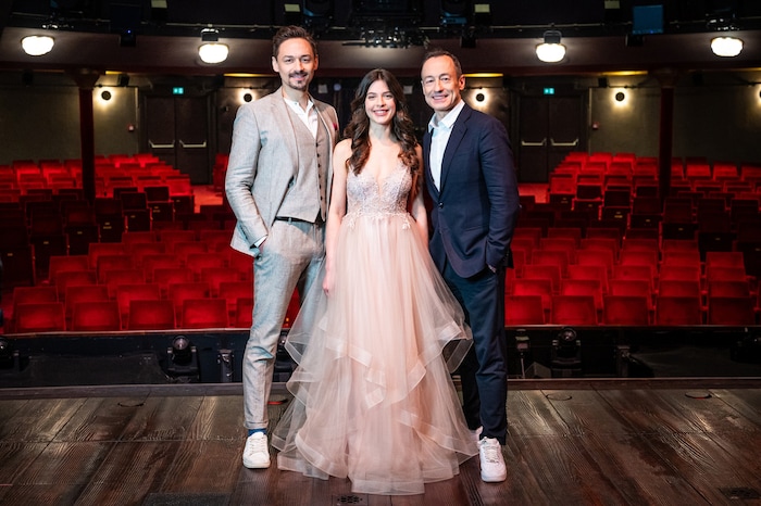 Marlene Jubelius (Belle) und Dominik Hees (links, Das Biest) verkörpern die Titelrollen. ...