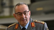 Der deutsche General Carsten Breuer ist am Samstag zum nächsten NATO-Militärchef gewählt worden.