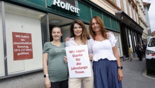 Fröhliches Lächeln fällt da schwer: Die Verkaufs- Expertinnen Rosi Roiko (Mi.), Sarah Karner ...