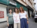 Fröhliches Lächeln fällt da schwer: Die Verkaufs- Expertinnen Rosi Roiko (Mi.), Sarah Karner ...