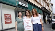 Fröhliches Lächeln fällt da schwer: Die Verkaufs- Expertinnen Rosi Roiko (Mi.), Sarah Karner ...