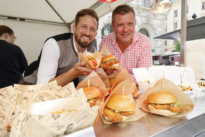 Auch Foodblogger Gerhard Dragschitz (Motion Cooking) (li.) serviert beim Aufsteirern seine ...