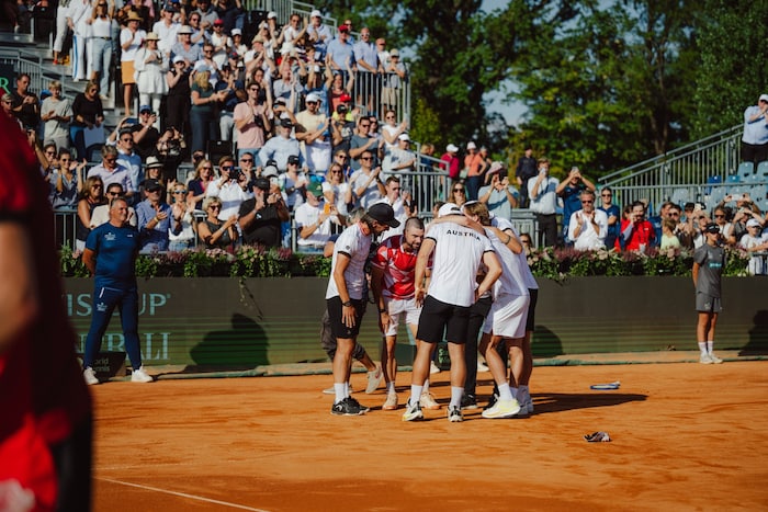 Nach dem 3:1 fielen die Spieler und Kapitän Melzer einander um den Hals.