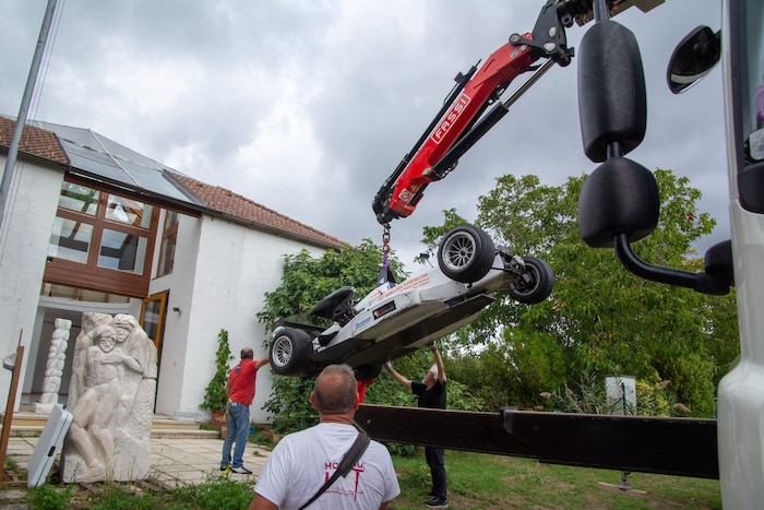 Da der Rennwagen nur zwei Zentimeter Bodenfreiheit hat, musste er mit dem Kran in die ...