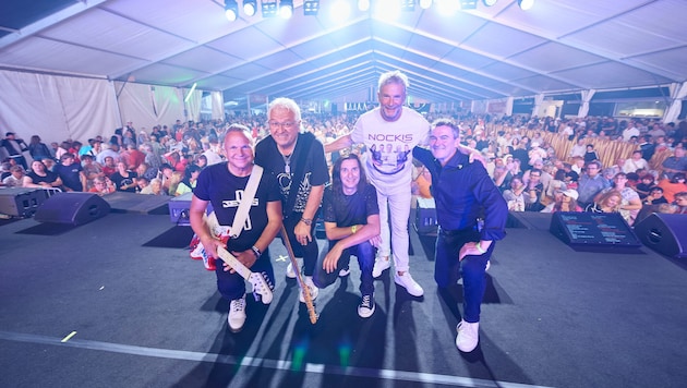 Seit 44 Jahren auf der Bühne: Die Nockis mit ihren „legendären“ Fans im Rücken.