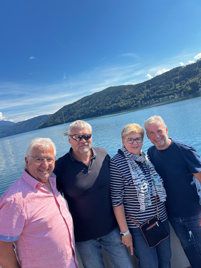 Die „Krone“-Gewinner Helga und Helmut bei der Schifffahrt mit den Nockis-Urgesteinen am ...