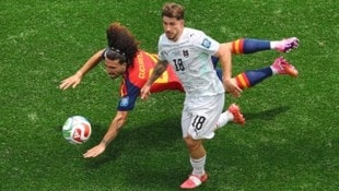 ÖFB-Spieler Schmid (re.) gegen Spaniens Cucurella.