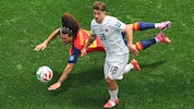 ÖFB-Spieler Schmid (re.) gegen Spaniens Cucurella.