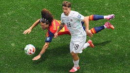 ÖFB-Spieler Schmid (re.) gegen Spaniens Cucurella.