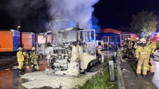 Der Lkw wurde zum Raub der Flammen.